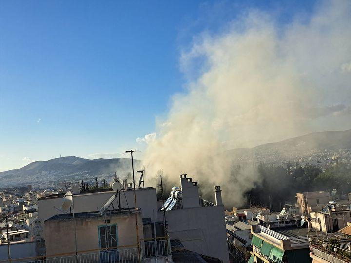 ΦΩΤΙΑ ΣΕ ΚΑΦΕΤΕΡΙΑ ΣΤΟΝ ΚΟΛΩΝΟ