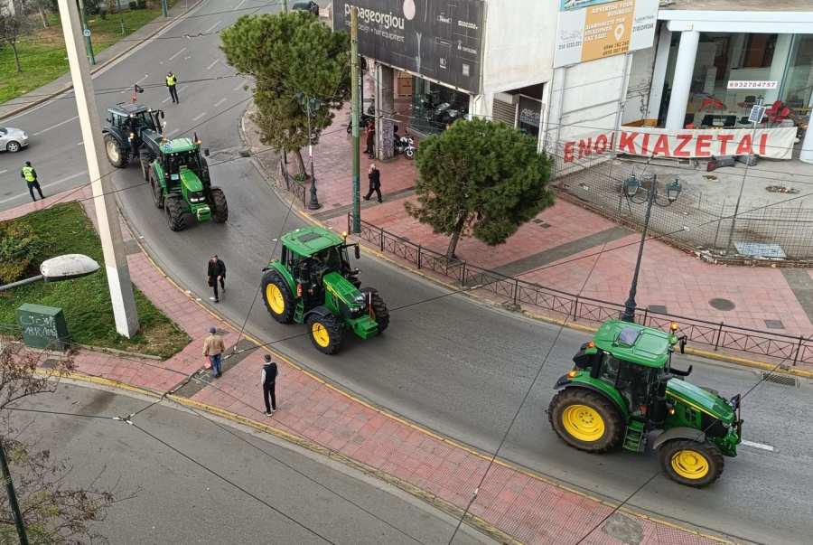 Τρακτέρ στην πλατεία Καραϊσκάκη