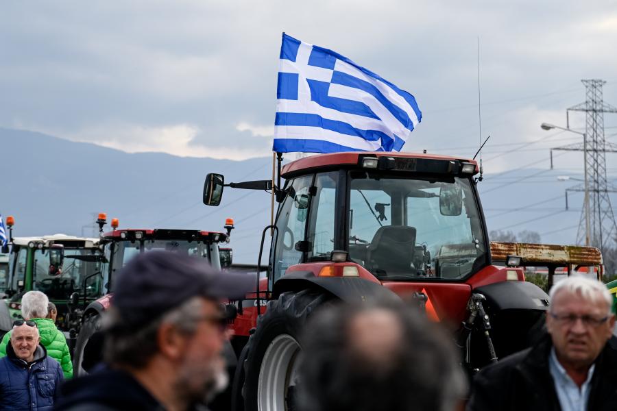 Ελληνική σημαία πάνω σε τρακτέρ