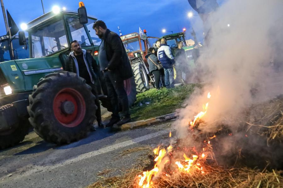Αγρότες με τρακτέρ βάζουν φωτιά