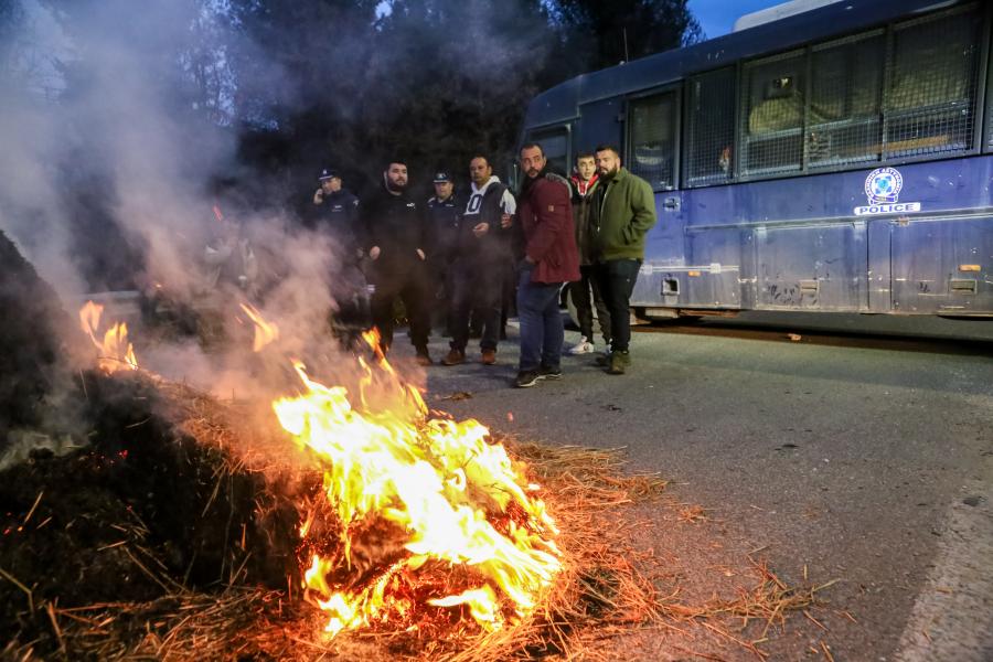 Αγρότες βάζουν φωτιά μπροστά σε λεωφορείο της αστυνομίας