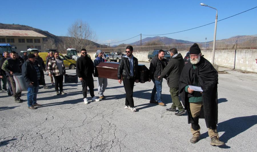 Αγρότες κουβαλάνε φέρετρο