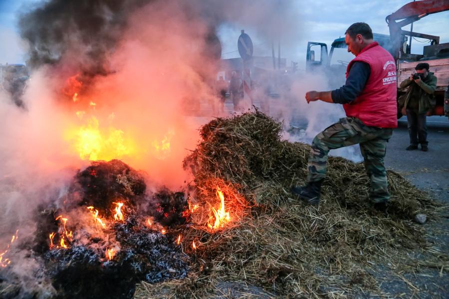 Αγρότες βάζουν φωτιά σε σανο
