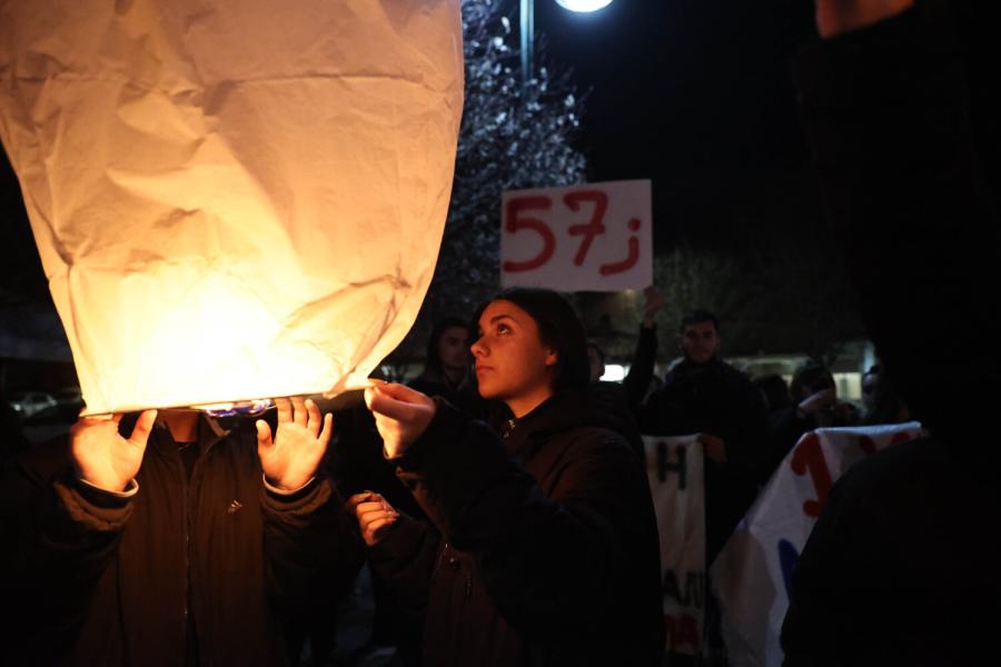 Μαθητές και φοιτητές στη Λάρισα σε συγκέντρωση για το έγκλημα των Τεμπών