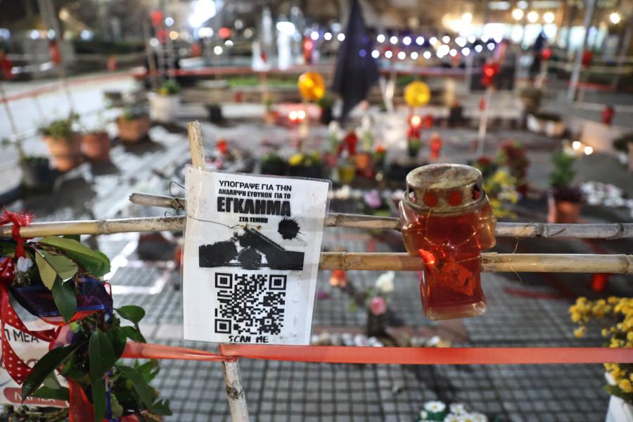 Μαθητές και φοιτητές στη Λάρισα σε συγκέντρωση για το έγκλημα των Τεμπών