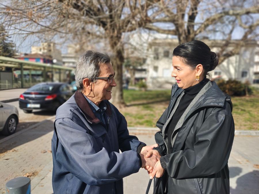 Η βουλεύτρια του ΣΥΡΙΖΑ-Π.Σ. Μαρίνα Κοντοτόλη με τον 73χρονο υπό έξωση Χρήστο Μπουλογεώργο