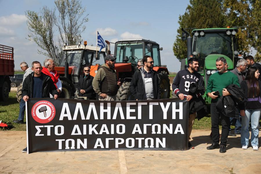 Θεσσαλοί αγρότες στο μνημείο του αγρότη στο Κιλελέρ