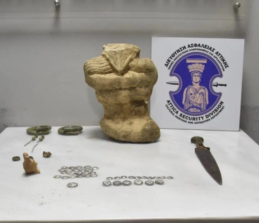 αρχαία νομίσματα και αντικείμενα που κατασχέθηκαν στην Εύβοια