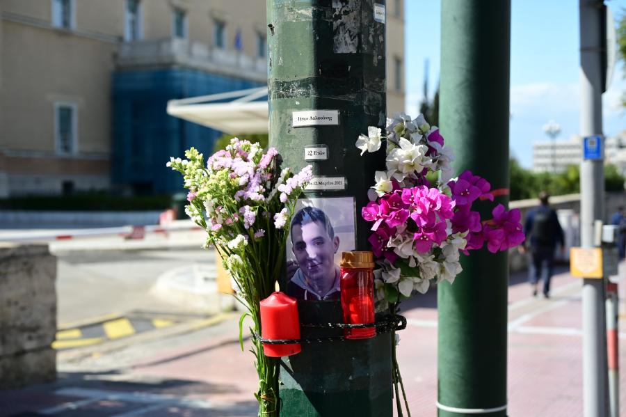 Λουλούδια στο σημείο που συνέβη το τροχαίο έξω από τη Βουλή