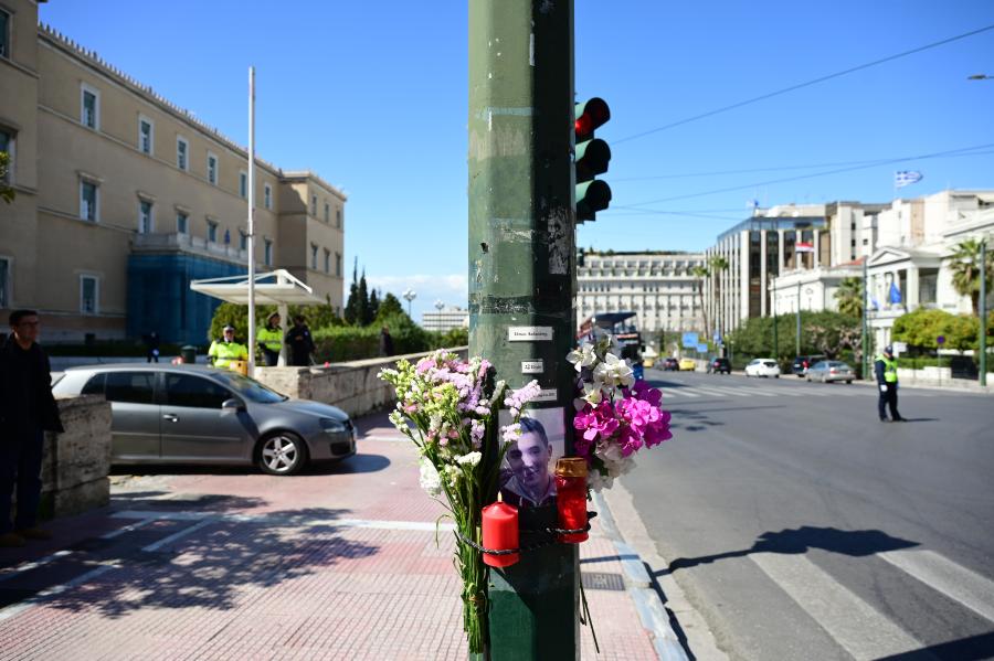 Λουλούδια στο σημείο που συνέβη το τροχαίο έξω από τη Βουλή