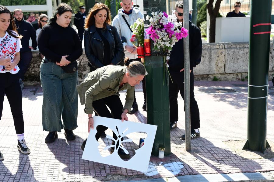 Λουλούδια στο σημείο που συνέβη το τροχαίο έξω από τη Βουλή