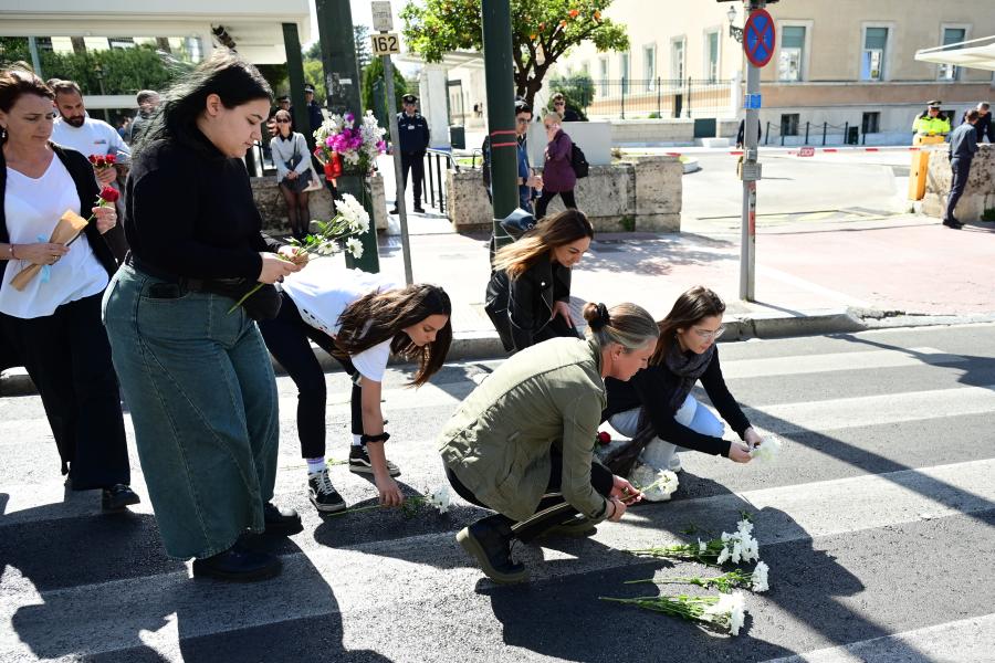 Λουλούδια στο σημείο που συνέβη το τροχαίο έξω από τη Βουλή