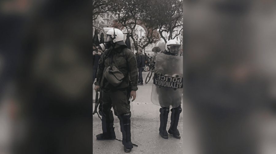 Παράνομος εξοπλισμός στα χέρια άνδρα των ΜΑΤ