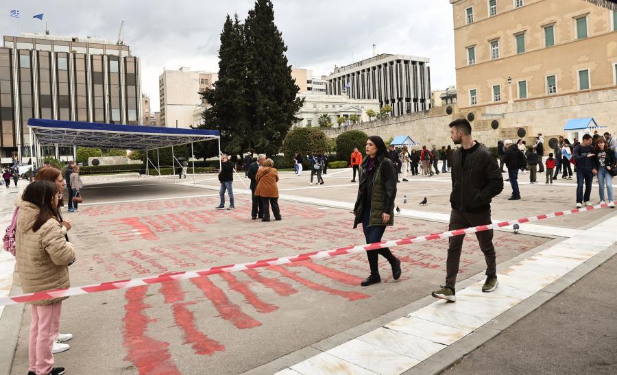 Ονόματα θυμάτων των Τεμπών έξω από τη Βουλή