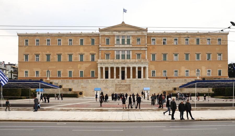 Ονόματα θυμάτων των Τεμπών έξω από τη Βουλή