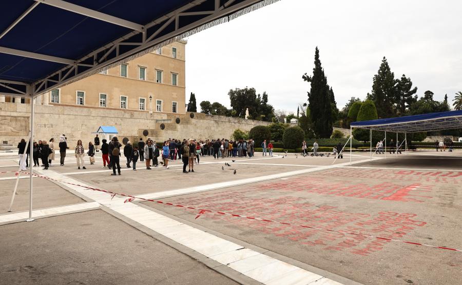 Ονόματα θυμάτων των Τεμπών έξω από τη Βουλή