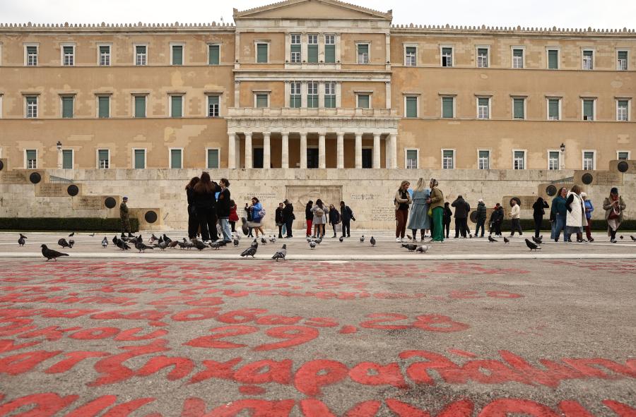 Ονόματα θυμάτων των Τεμπών έξω από τη Βουλή