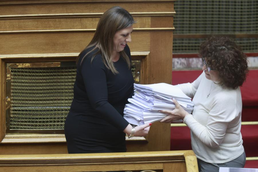 Η Ζωή Κωνσταντοπούλου με έγγραφα στη Βουλή