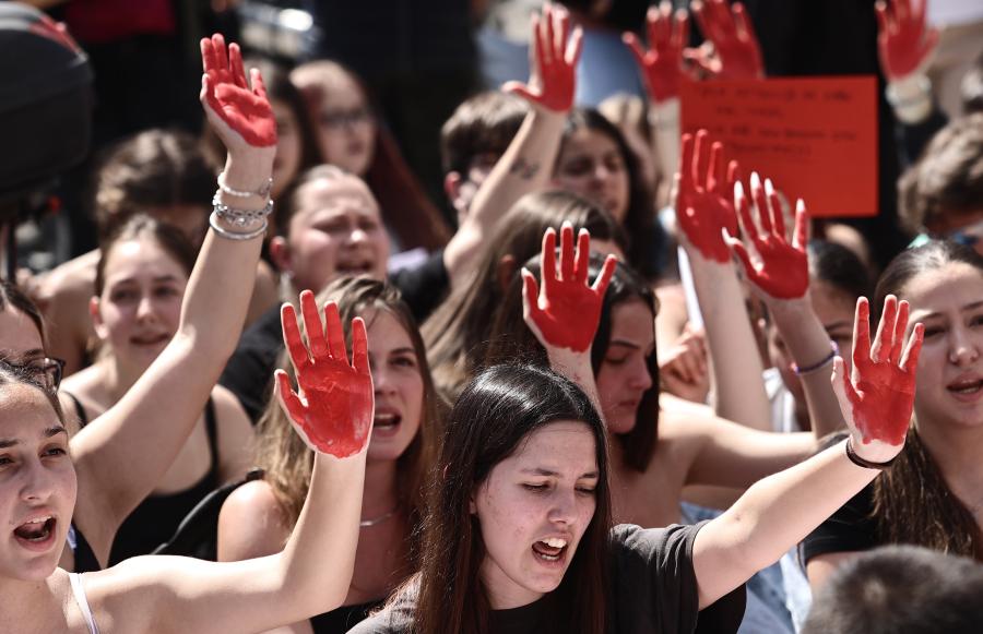Μαθητές με βαμμένα κόκκινα χέρια