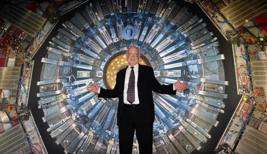 Ο νομπελίστας Peter Higgs ποζάρει κατά τη διάρκεια των εγκαινίων της έκθεσης Large Hadron Collider στο Μουσείο Επιστημών στο Λονδίνο