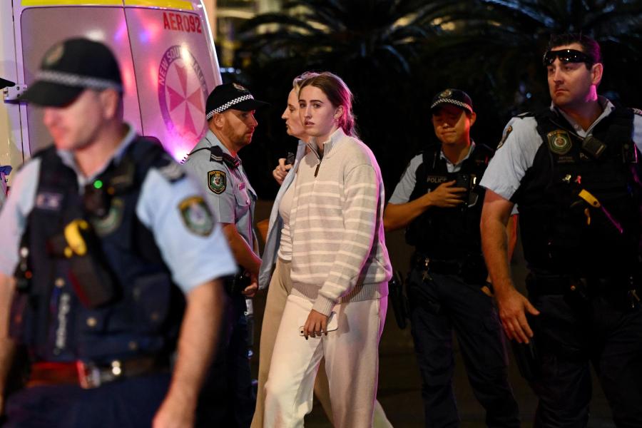 Αστυνομικοί οδηγούν πολίτες στην ασφάλεια