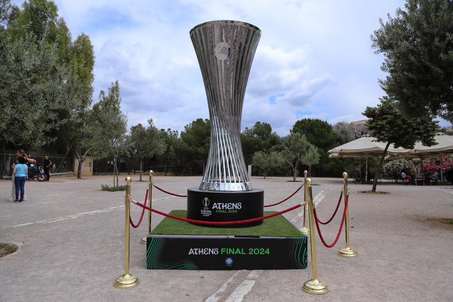 EUROPA CONFERENCE LEAGUE 2023-2024 ΤΡΟΠΑΙΟ ΤΗΣ ΔΙΟΡΓΑΝΩΣΗΣ ΥΨΟΥΣ 2,5 ΜΕΤΡΩΝ ΣΤΗΝ ΠΛΑΤΕΙΑ ΖΑΚΛΙΝ ΝΤΕ ΡΟΜΙΓΙ ΣΤΟ ΘΗΣΕΙΟ