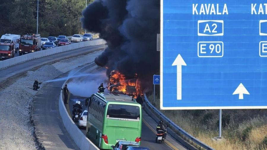 Μαύροι καπνοί από τη φωτιά στο λεωφορείο στον Περιφερειακό Θεσσαλονίκης