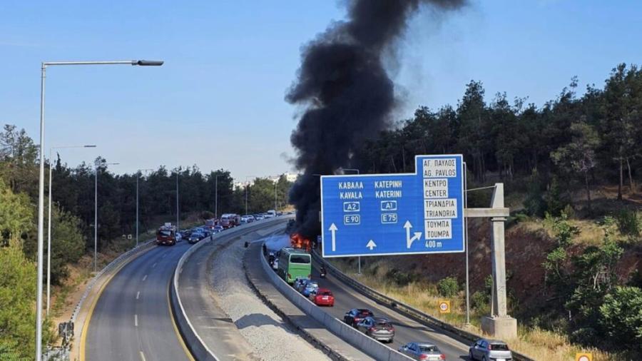 Μαύροι καπνοί από τη φωτιά στο λεωφορείο στον Περιφερειακό Θεσσαλονίκης