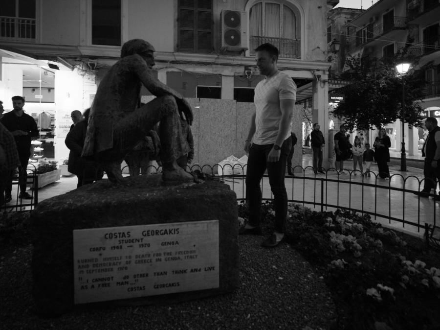 Ο Στέφανος Κασσελάκης στο άγαλμα του Κερκυραίου φοιτητή Κώστα Γεωργάκη