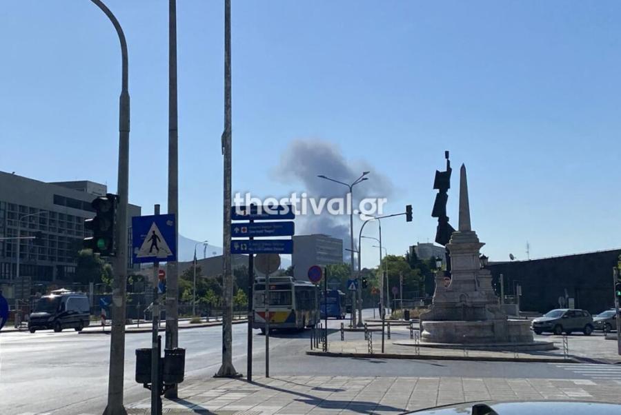 Διακρίνονται οι καπνοί από τη φωτιά στον Περιφερειακό