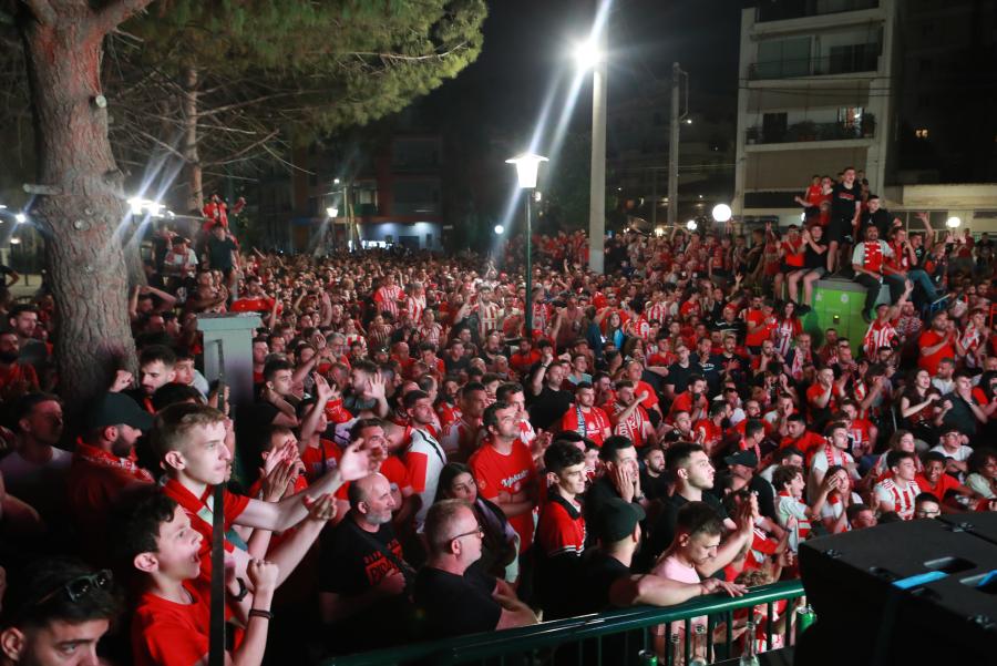 Φίλαθλοι του Ολυμπιακού βλέπουν τον τελικό του Conference League από γιγαντοοθόνες στον Πειραιά