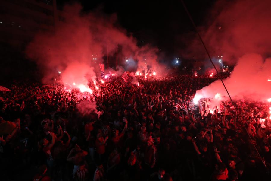 Φίλαθλοι του Ολυμπιακού βλέπουν τον τελικό του Conference League από γιγαντοοθόνες στον Πειραιά