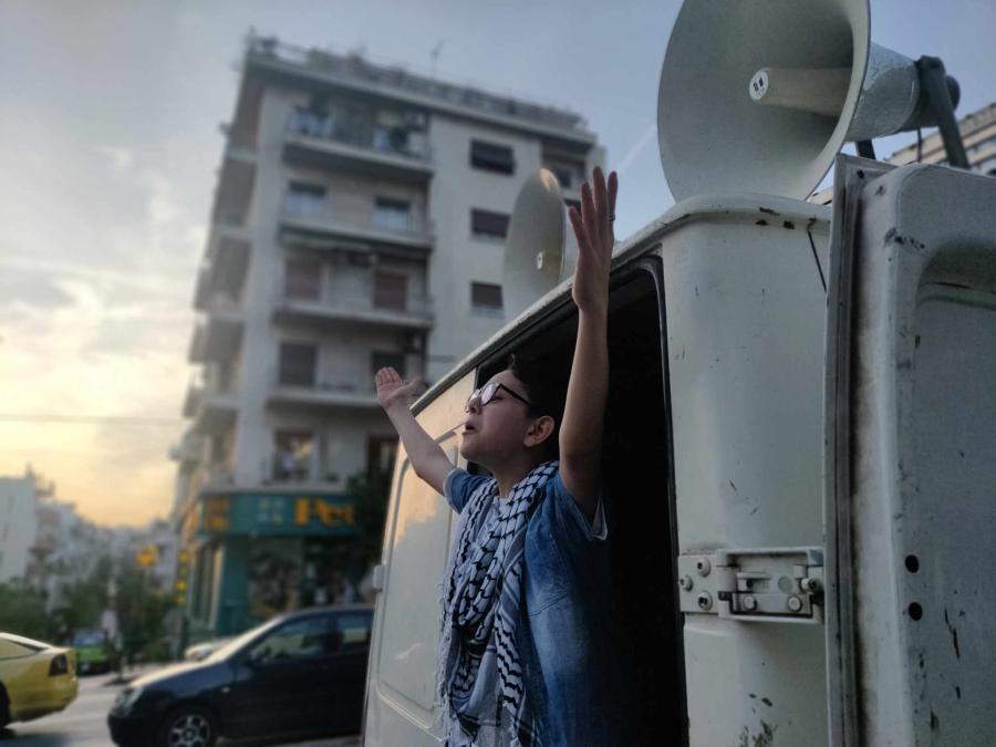Παιδί από την Παλαιστίνη φωνάζει συνθήματα στη πορεία