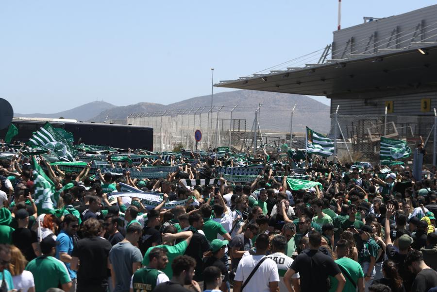 Φίλαθλοι του Παναθηναϊκού έξω από το αεροδρόμιο «Ελ. Βενιζέλος»