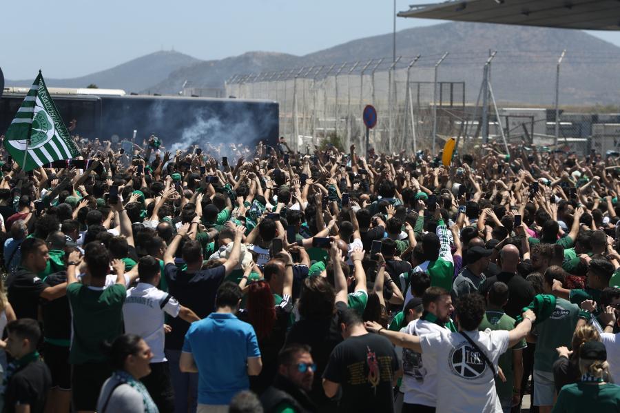 Φίλαθλοι του Παναθηναϊκού έξω από το αεροδρόμιο «Ελ. Βενιζέλος»