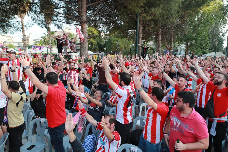Οπαδοί του Ολυμπιακού βλέπουν από γιγαντοοθόνες τον τελικό του Conferece League