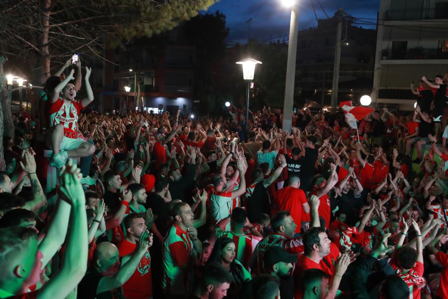 Οπαδοί του Ολυμπιακού βλέπουν από γιγαντοοθόνες τον τελικό του Conferece League