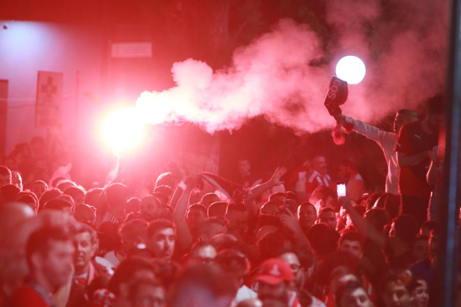 Οπαδοί του Ολυμπιακού βλέπουν από γιγαντοοθόνες τον τελικό του Conferece League