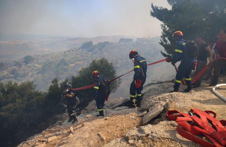 Πυροσβέστες με μάνικα