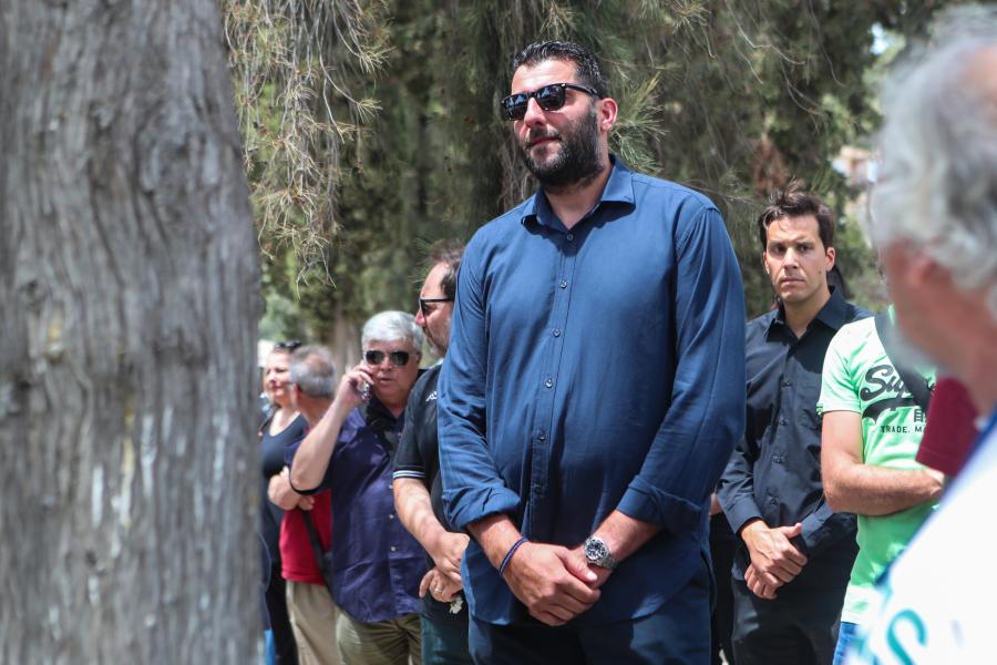 Άνθρωποι στην κηδεία του Δερμάνη