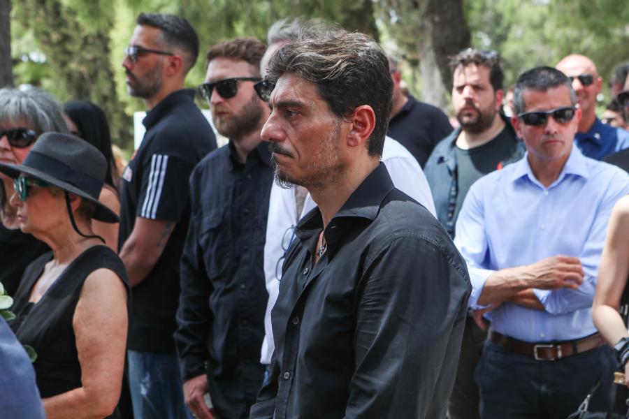 Άνθρωποι στην κηδεία του Δερμάνη