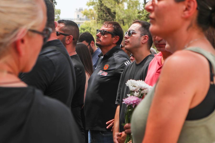 Άνθρωποι στην κηδεία του Δερμάνη