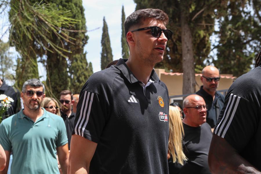 Άνθρωποι στην κηδεία του Δερμάνη