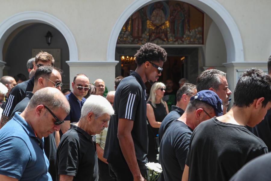 Άνθρωποι στην κηδεία του Δερμάνη