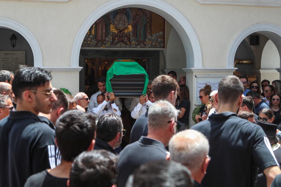Άνθρωποι στην κηδεία του Δερμάνη