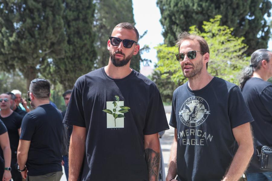 Άνθρωποι στην κηδεία του Δερμάνη
