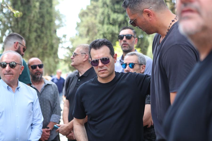 Άνθρωποι στην κηδεία του Δερμάνη