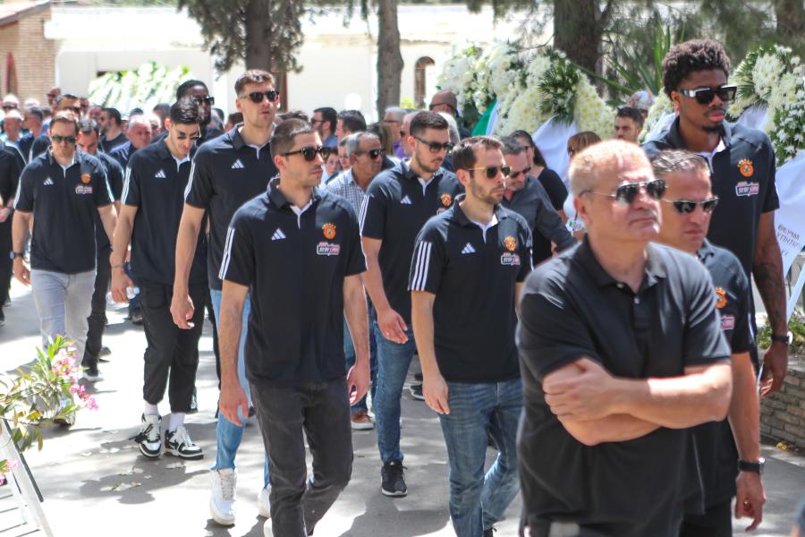 Άνθρωποι στην κηδεία του Δερμάνη