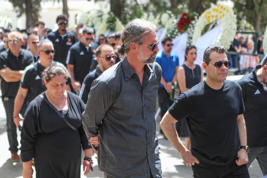 Άνθρωποι στην κηδεία του Δερμάνη