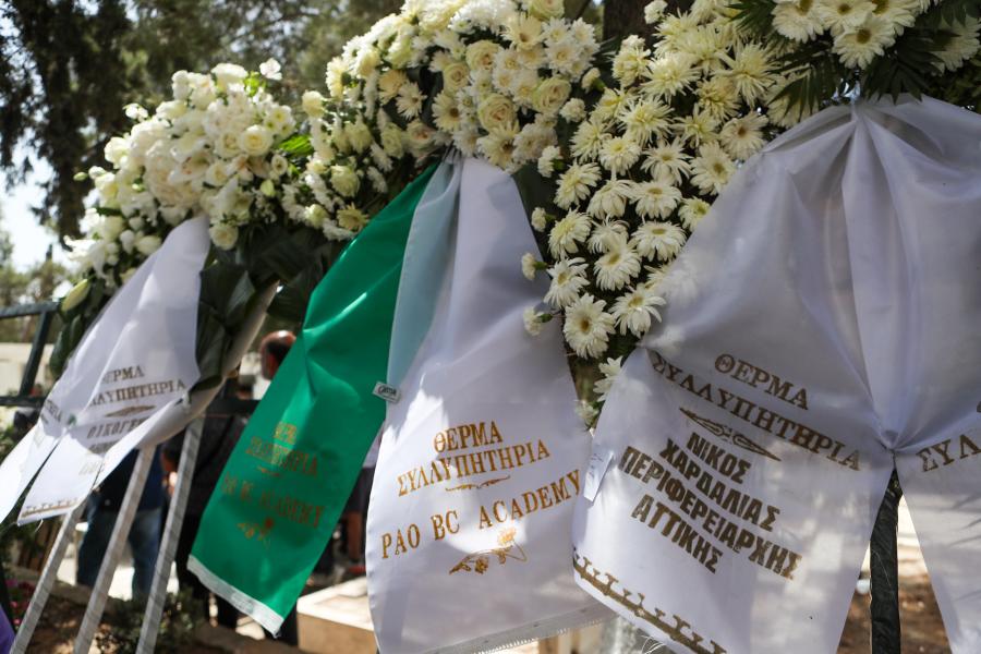 Στεφάνια στην κηδεία του Δερμάνη